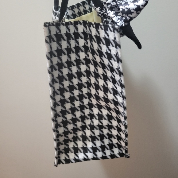 Houndstooth boutique fabric medium size tote. - Picture 4 of 7